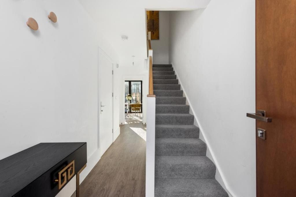 Amazing New Built Townhouse With Garden In London Villa Hendon Exteriör bild