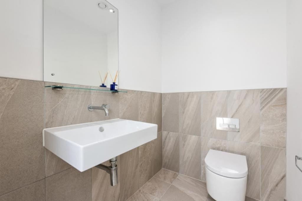 Amazing New Built Townhouse With Garden In London Villa Hendon Exteriör bild