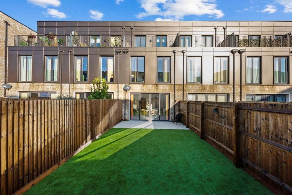 Amazing New Built Townhouse With Garden In London Villa Hendon Exteriör bild